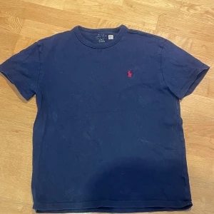 Ralph Lauren T-shirt - Snygg och skön t-shirt. Bra kvalitét och skick. Storlek s/xs. Najs på sommaren.