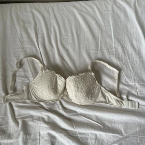 Vit spets bh  - Köpt på twilfit förra vintern, men köpte fel storlek så den har ej kommit till använd tyvärr💕