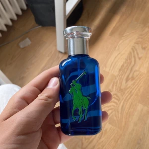 Ralph lauren parfym - Har nyligen köpt en ny sommaeparfym och denna inte kommer till användning längre. 75ml flaska med hälften kvar ungefär. Riktigt fräsch sommar parfym PRIS GÅR ATT DISKUTERAS