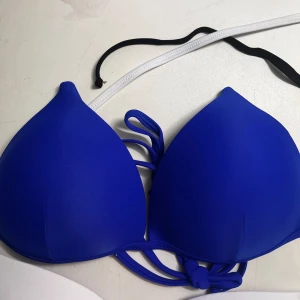 Bikiniöverdel  - Säljer dessa 2 fina bikiniöverdelar. Har aldrig kommit till användning så dem är helt nya. Det är lite push up som kan kan se på sista bilden.   Den svarta finns inte kvar. Hör gärna av er vid frågor eller fler bilder🩷🌸