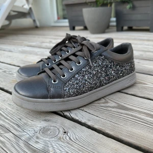 Glittriga sneakers  - Säljer mina as coola sneakers från geox då de tyvärr blivit för små för mig. De är i stl 38 och sparsamt använda❤️
