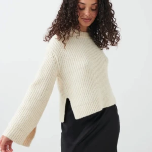 Stickat tröja från Ginatricot  - Hej! Jag säljer en vit stickad tröja från Ginatricot i en vit färg. Denna köptes ungefär 4 månader sedan för 299kr. Har en likadan i beige ifall de finns intresse.❤️