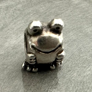 Pandora berlock, groda - Liten groda i 925 silver ALE. 