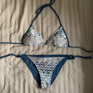 Fin missoni liknande bikini från H&M i ny-skick! Säljes inte längre och är mycket populär! Överdel 36 och underdel 34, men reglerbara så passar flera🌸Överdelen har inget inlägg längre. Underdelen har fortfarande lappen kvar dvs oanvänd.