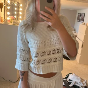 Stickad tröja - Säljer denna stickade tröja med trekvartsärm. Supersnygg och knappt använd. Slusåld!! 