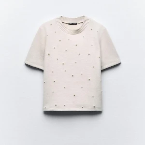 Topp - Vätte fin topp från zara med pärlor på! Köpptes för 259kr använd fåtal gånger! Storlek M passar bra på S även XS 