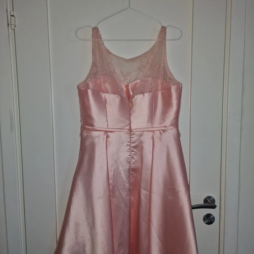 Säljer min mammas ljusrosa klänning. Den är knappt använd och i storlek L. Släpper den för 299:-. Klänningar.