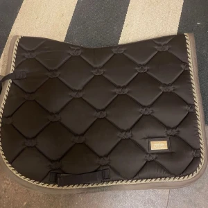 🌸ES Schabrak🌸 - Säljer nu mitt fina schabrak från 🌸EQUESTRIAN STOCKHOLM🌸 -Då det inte ligger bra på min ponny🌸 -Hoppmodell  -Stolek Full -Färg = Golden brown 