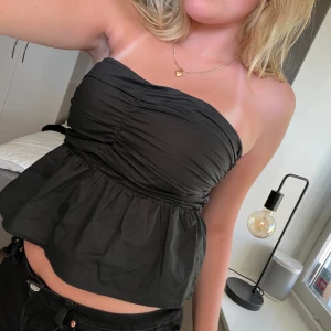 Topp - Svart off shoulder topp🩷skriv om frågor 