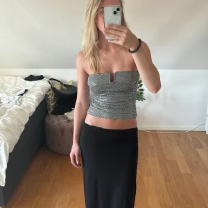 Glitter tubtopp - En sjukt snygg glitter tubtopp från Nelly😍Perfekt till fest, hela toppen är silvrig med glitterpaljetter PS aldrig använd, som ny! 