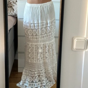 Lång vit kjol - Jätte fin aldrig använd lång vit kjol. Den går ända ner till marken för mig (jag är 179 cm lång). Vet ej vart den är ifrån då jag fick den i födelsedagspresent. Skulle säga One size. Den passar för mig som har xs-s i kläder men skulle kunna passa XL.