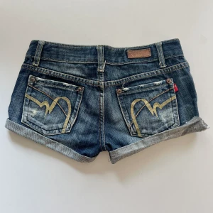 Jeansshorts - Lågmidjade vintage jeans shorts. Midjemått: 72 cm, 36 cm rakt över. Finns inga bilder på då de är för små 💓