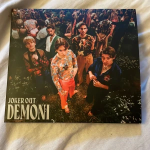 Joker out - demoni CD skiva  - Säljer min joker out - Demoni CD skiva då jag inte lyssnar på deras musik längre. Jag köpte den på deras egna hemsida för 15€ vilket blir ca 170kr Men jag säljer den för 140kr