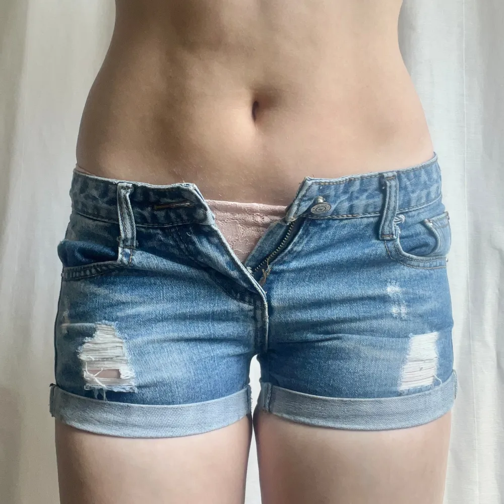 Lågmidjade jeans shorts. Midjemått: 74 cm, 37 cm rakt över 💓. Shorts.