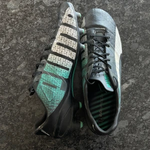 Puma Evo Speed - En personlig favorit från Puma evo speed. Använt skick, men inga som helst defekter! Undersidan rengörs vid köp🤝  Storlek: 43