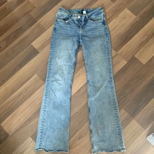 Lågmidjade utsvängda jeans  - Mina favoritbyxor!! Säljes nu pga har blivit för småa. Lågmidjade med utsvängda ben, supersnygga. Från h&m.