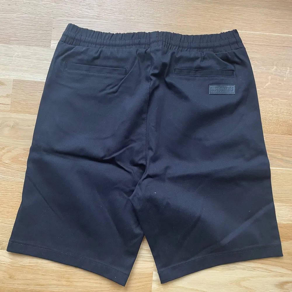 Ett par feta shorts från Just junkies i stretchigt chinosmaterial med. Taggen sitter kvar och är helt oanvända. Helt perfekta till sommaren! Nypris 550kr  Storlek: S . Shorts.