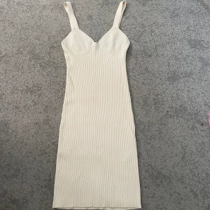 Kort klänning  - En super fin klänning som köptes för något år sen från gina tricot!! Den går att vika upp om man tycker den är för lång. Ni kan se på sista bilden🩷Skriv för fler bilder💞  