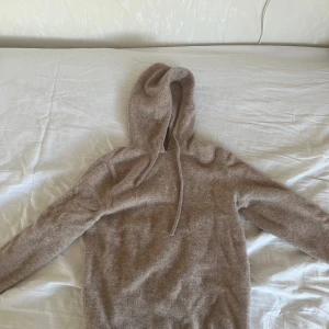 Kashmir/ merino hoodie  - Säljer denna super snygga Kashmir Blend hoodie i riktigt bra skick storlek S /Xs