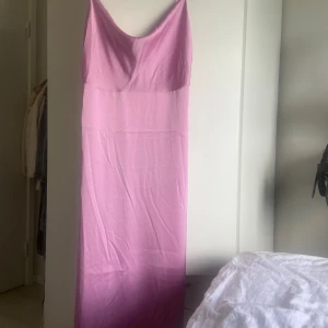 Rosa satin klänning - Super fin rosa klänning, aldrig använd, bara testad! Så fin öppning i ryggen! Lappen sitter kvar! Säljer pågrund av att den var lite liten i midjan. Passar för dig som är storlek 40! 💗
