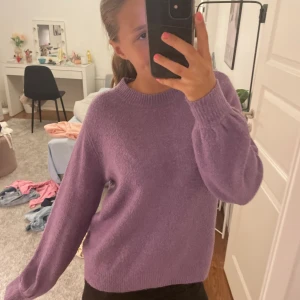 Söt stickad tröja - Jätte gullig lila tröja