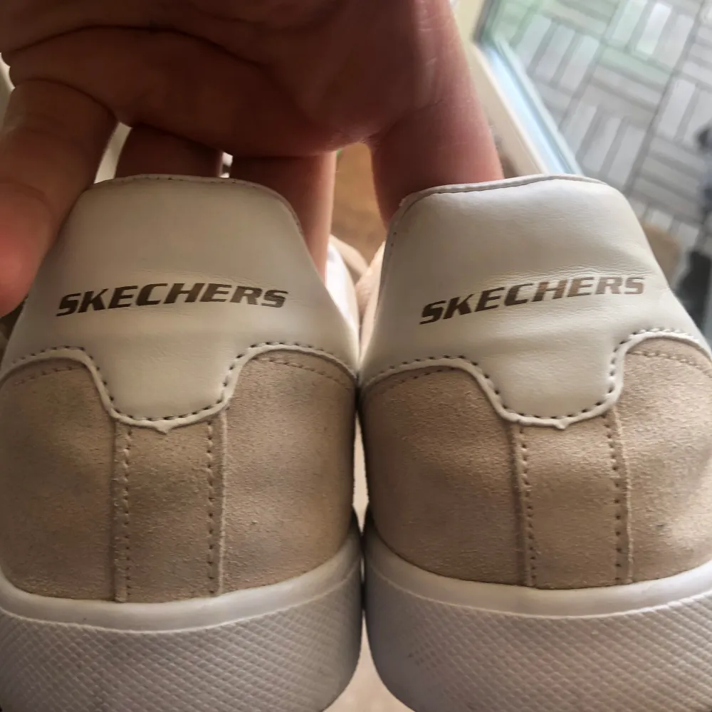 Skechers, mocka skor. Memory foam dvs mjuka att gå i. Sparsamt använda. Beige-puderrosa. De är 27 cm varför storleken snarare är 41 än 40.. Skor.