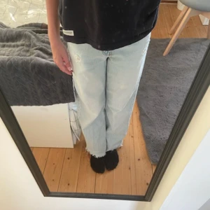 Jeans - Nyskick, fransiga benslut