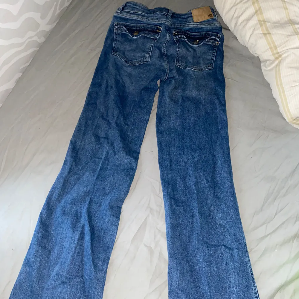 Säljer dessa snygga blåa straight/bootcut jeans från lager 157 då de inte passar på mig, de är i storlek S short length använda 2-3ggr. Nypris 400kr Obs jag stryker jeansen innan de skickas. (Köparen står för frakten). Farkut & Housut.