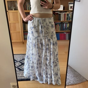 Vit långkjol - Lång vit kjol med blommor🥰🌸 från Gina tricot men slutsåld. Aldrig använd. Storlek m men sitter som en s. 