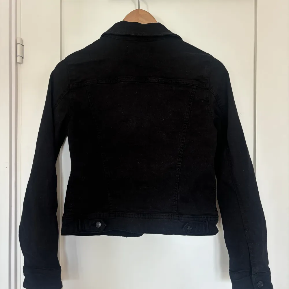 Svart jeansjacka från mango i storlek xs. Takit.