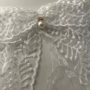 Gardin klämmor - hejj, säljer 2 stycken rosetter som man sätter runt dina gardiner så dom blir ass snygga💕 båda för 45kr köparen står för frakt🚚💕