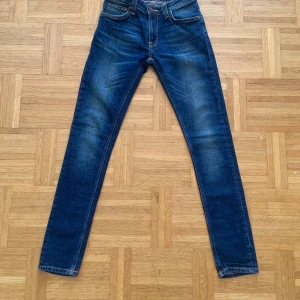 Nudie jeans - Säljer dessa nudie jeans då jag köpte fel storlek. Väldigt bra skick. Modell - skinny lin. Nypris 1600kr mitt pris 350kr Priset är inte hugget i sten. Hör av er vid funderingar 🙌
