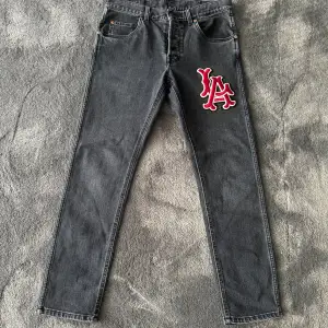 Säljer dessa sjukt snygga gucci jeans i toppskick, storlek 30  Skick 9/10 Skorna köpes via swish eller via min hemsida bhp-store.se