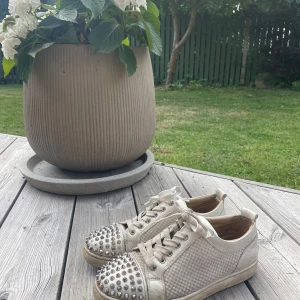 Christian Louboutin skor - Louboutin skor, nypris 8000kr. Tre nitar har ramlat av på ena skon, men det är inget man tänker på. Om man skulle störa sig på det finns det på nätet att köpa till nitar. Tar imot bud. Hör av vid funderingar!