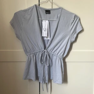 Tie top, Gina Tricot🩵 - Helt oanvänd babyblå tie top från ginatricot i storlek S💕