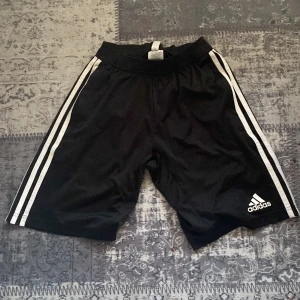 adidas shorts - adidas shorts som är i storlek xs men passar mer somm xxs 