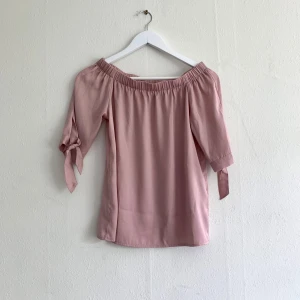 Rosa off-shoulder topp - Band knyts vid ärmarna.
