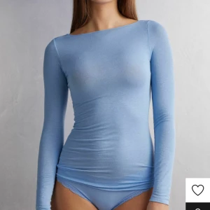 intimissmi tröja - säljer nu min populära tröja från intimissmi  köpt för 559kr  pris pga hål på ena armen se bild 2 kom privat för fler bilder/frågor!  pris kan alltid diskuteras ❣️ 