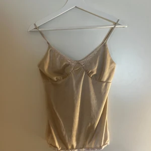 Linne - Väldigt fint silk linne i guld färg🥂🤍☀️ (Aldrig använt)