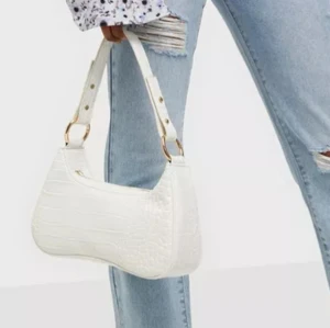 Handväska - Fin väska från Nelly i vit, knappt använd så i fint skick💕