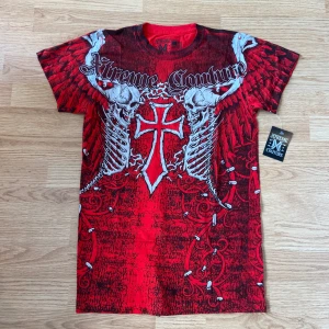 Affliction / Xtreme Couture T-shirt  - !skicka bud för snabb affär! Fet xtremecouture T-shirt gjord av Affliction, storlek S. Helt ny aldrig använd me tag. Skriv om ni undrar något 📲