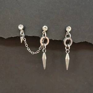 Handgjorda örhängen  - Handgjorda örhängen●Följ :@ekjewelryofficial🤲 ● 💎Material- rostfritt stål och zirconia ●Örhängeskrokar -Hypoallergen metall. Nickel fri. Längd -4cm