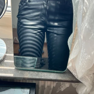 Byxor - Skinnbyxor i high waist. Passformen är straight så de är raka ända nedtill. Använda 1-2 tillfällen.