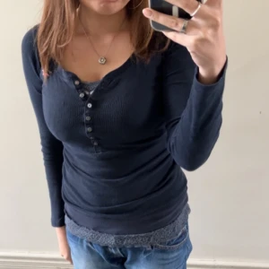 hollister tröja - hej, säljer den här tröjan från hollister pga de sitter lite för tight på mig ❤️ kontakta om du är intresserad, jätte bra skick 💘