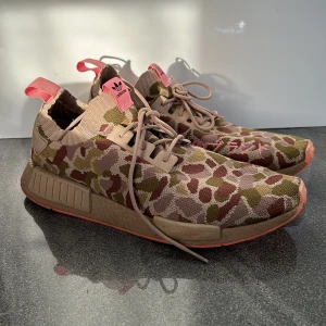 Adidas sneakers  - Adidassneakers camo/rosa detaljer använda men i bra skick.   