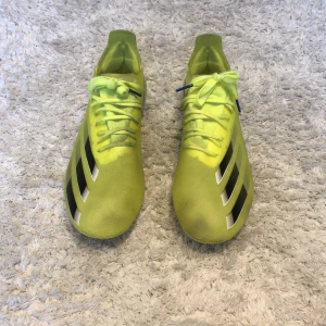 Fotboll sko - Tja säljer nu mina Adidas x ghosted 1 fg har använts ett fåtal gånger men nu är för små står bara på hyllan endå väldig bra skick och fräsch vid funderingar skriv storlek 42 passar som 43 också pris kan diskuteras!