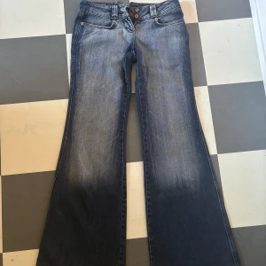 Snygga lowwaist bootcut jeans - Jättesnygga, klippta där bak så de ska sitta bättre i midjan men det är typ en kattig detalj
