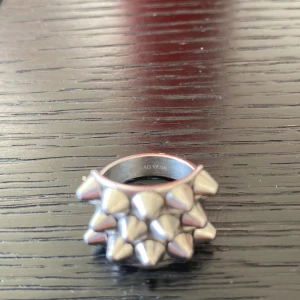 Edblad ring - 100% hel alla nitar är kvar postar samma dag ni beställer!! säljer också ett par örhängen