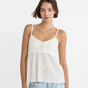 Vit topp - Vit topp med virkad överdel, säljer då den aldrig kommit till användning🌸