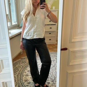 Skinnbyxor - Snygga och sköna skinnbyxor från NA-KD i storlek 32, men skulle säga att de passar 34 eller 36 också!🖤Jag är 166cm lång